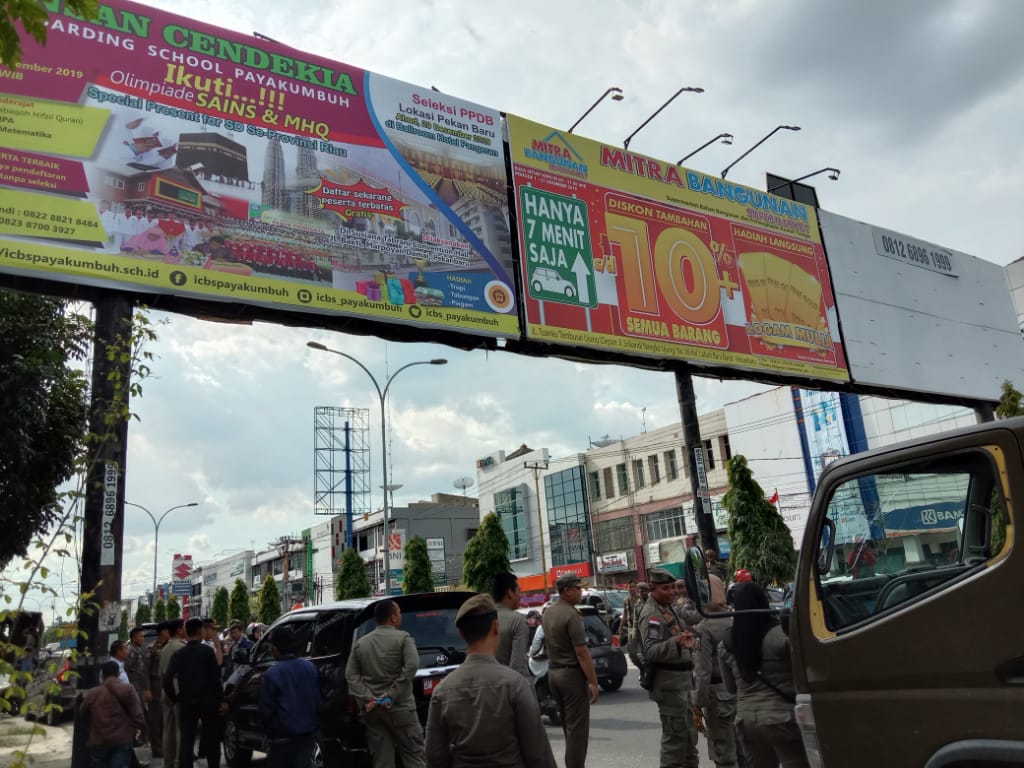 Sembilan Bando Ilegal tak Kunjung Dipotong, Plt Kadishub Pekanbaru Bungkam